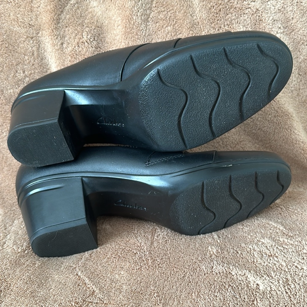 Like NEW Clarks Heels Sz 9M - Picture 3 of 6